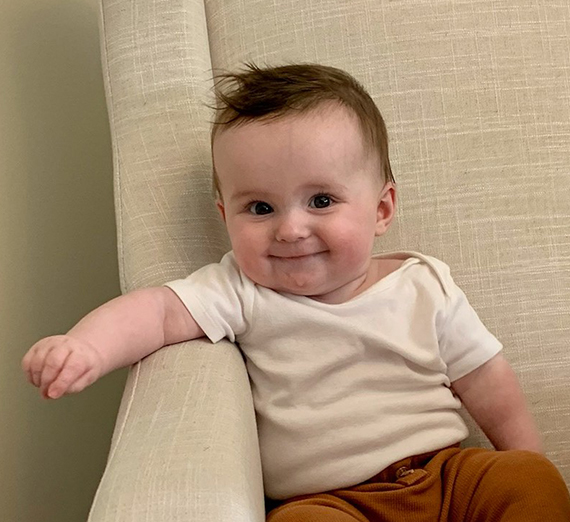 男性と女性が犬と赤ん坊を抱いている