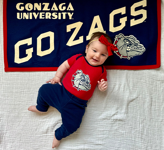 椅子に座る赤ん坊